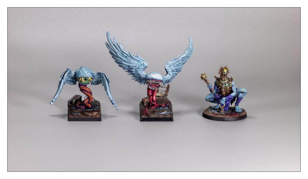Zwei Cherub Watchers und die Bronze Maiden